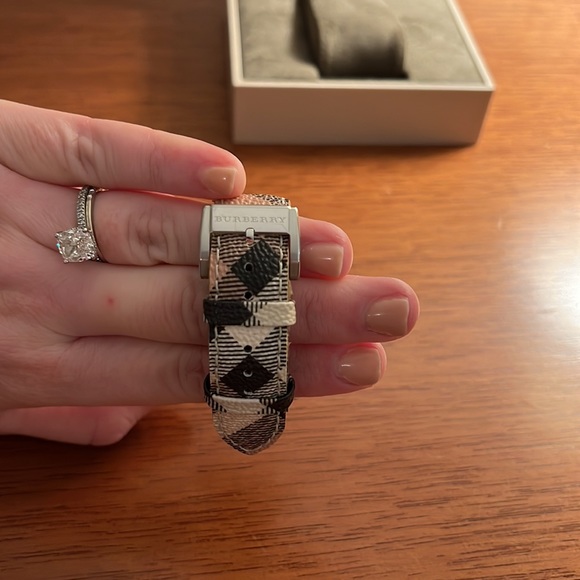 Burberry Embossed Silver Dial Leather Ladies Watch - Picture 9 of 10